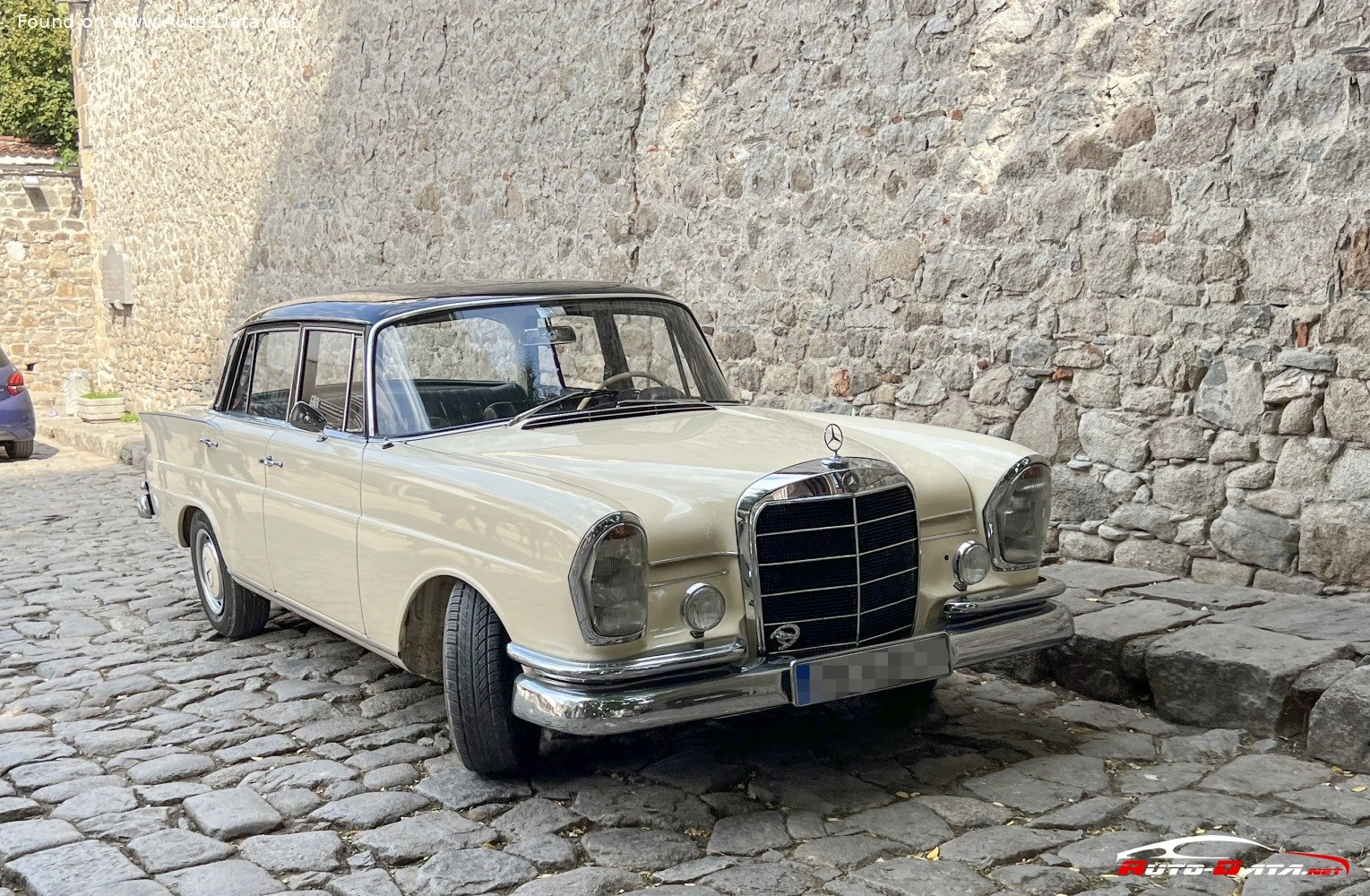 1960 Mercedes-Benz W111 250 SE (150 bg)