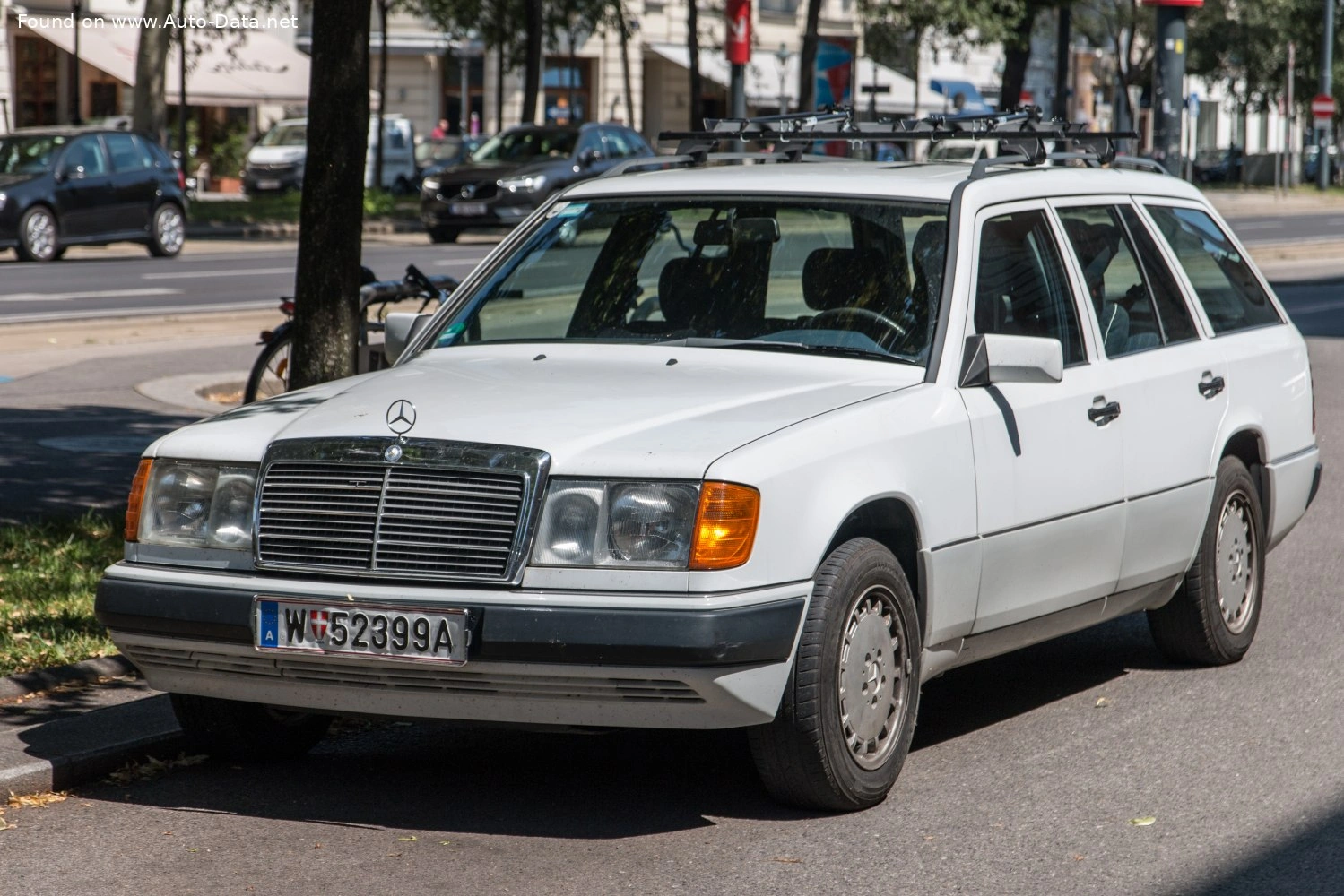 1989 Mercedes-Benz W124 200 TE (136 bg)