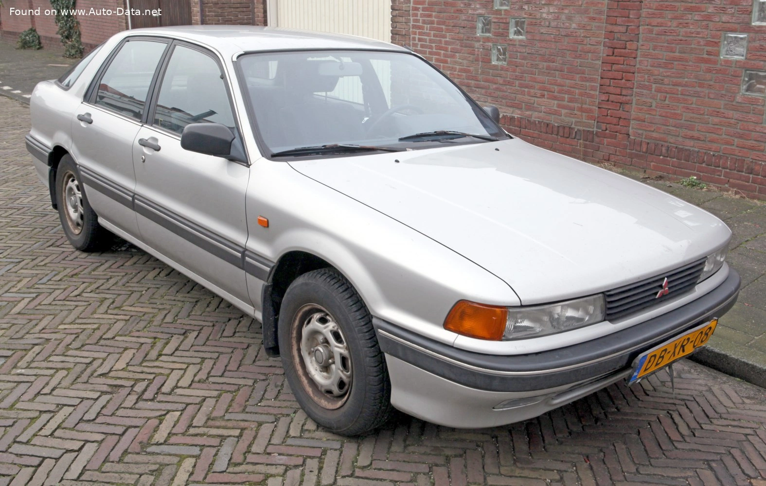 1987 Mitsubishi Galant 2.0 (E33A) (109 bg)
